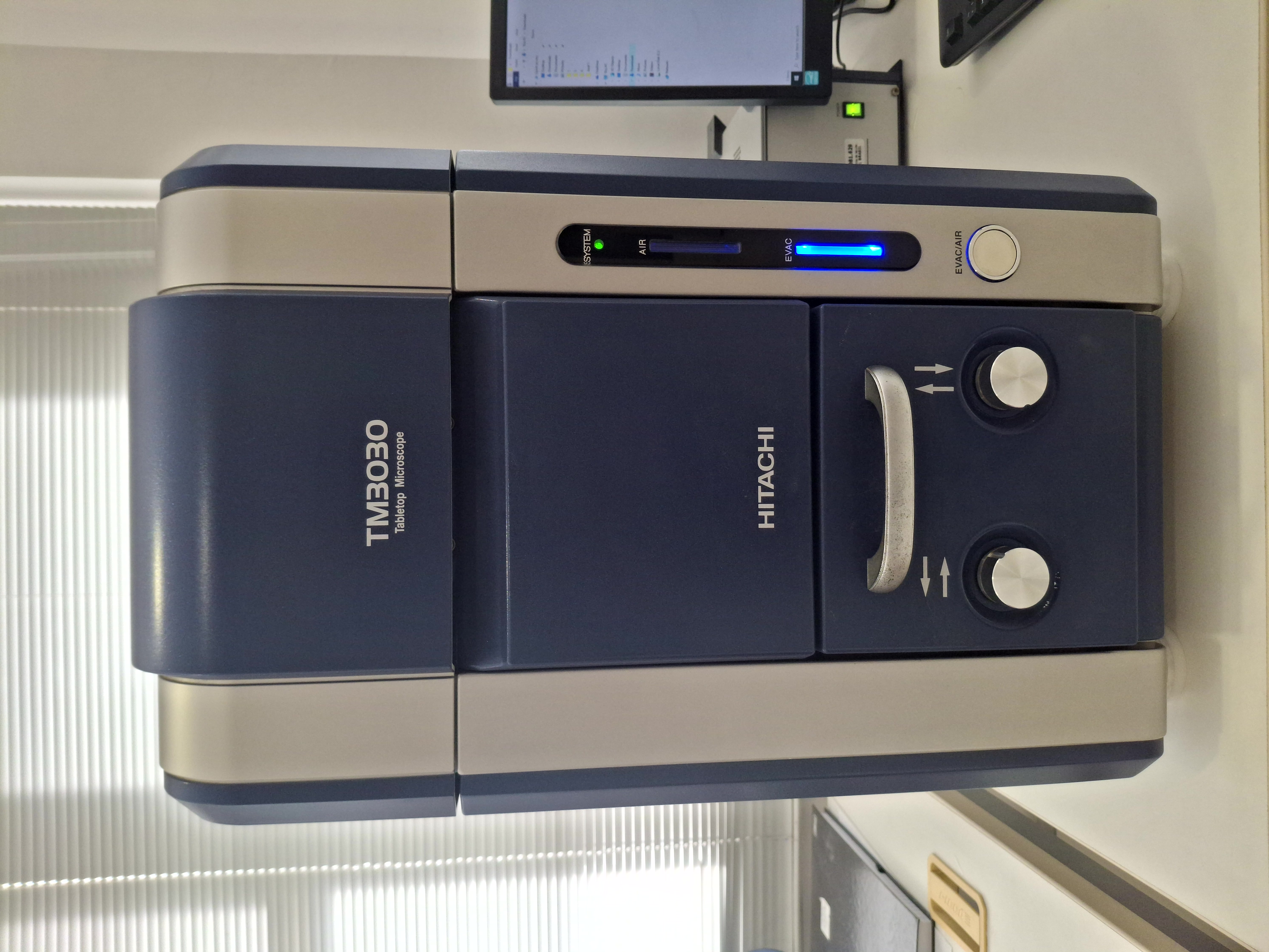 Microscópio Eletrônico de Varredura MEV TM 3030 - Hitachi, acoplado com espectrôscopia por dispersão de elétrons.
