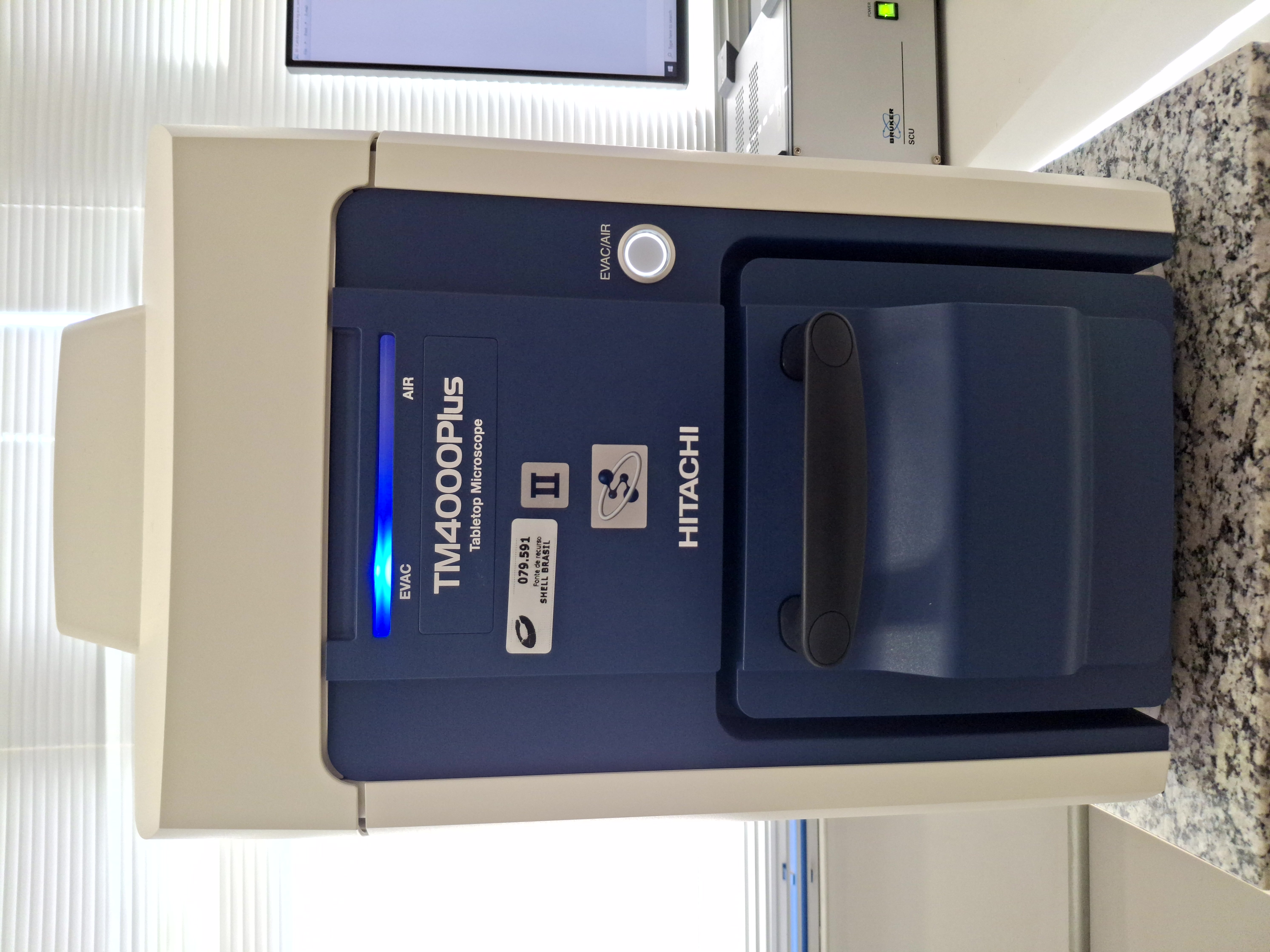 Microscópio Eletrônico de Varredura TM 4000 Plus - Hitachi, acoplado com espectrôscopia por dispersão de elétrons.